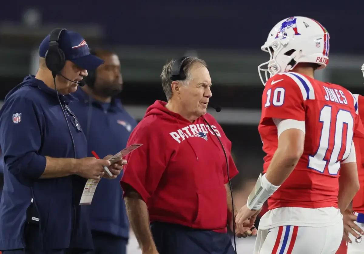 Bill O’Brien and head coach Bill Belichick talk with Mac Jones during the second quarter of last Sunday’s game at Gillette Stadium.